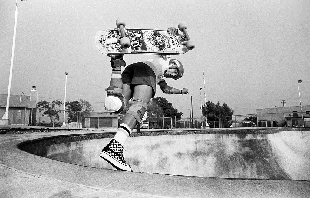 ミュージシャン The BONEZ Damaged Skate Tee L Steve Caballero Backside Boneless at Upland Photograph – J. Grant